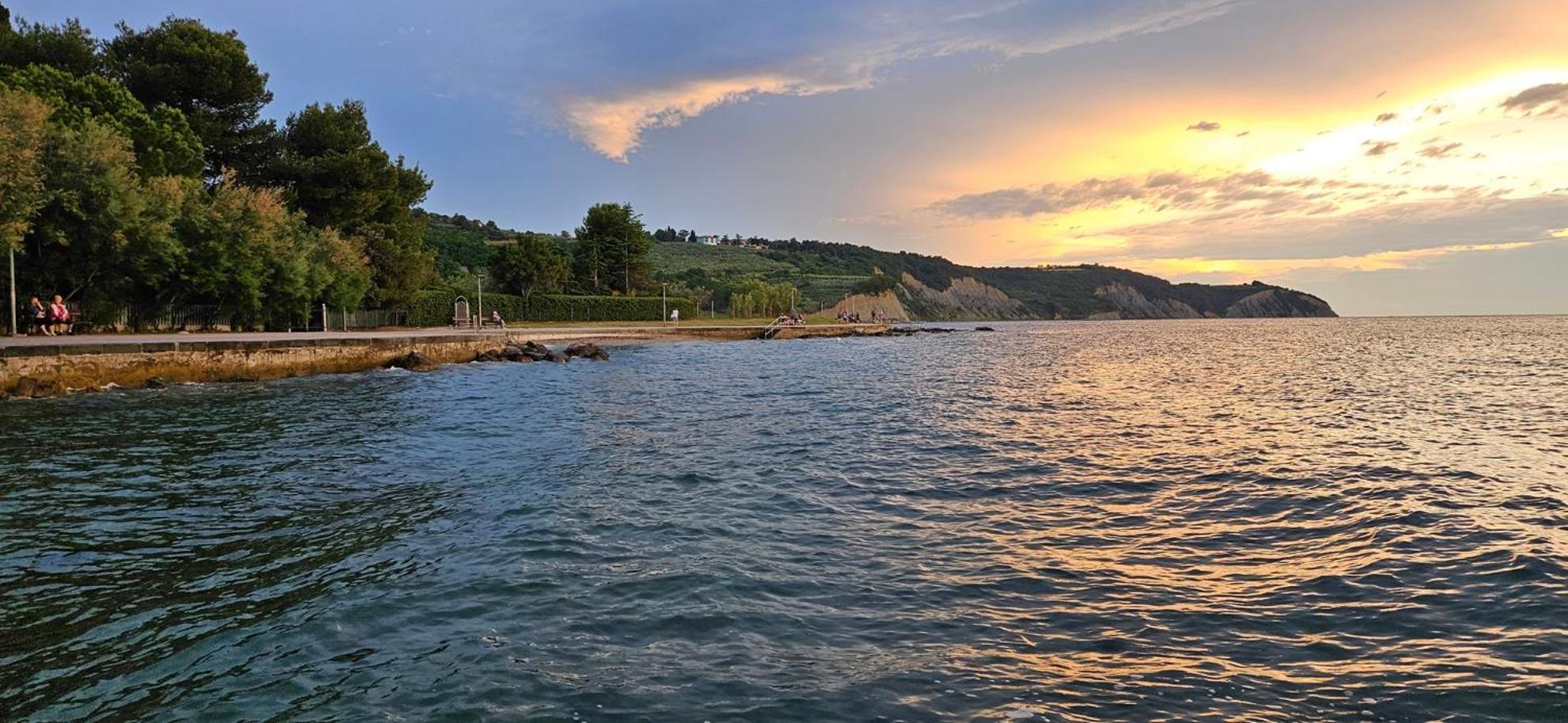 Sea View Apartment Renzzo Струнян Екстериор снимка